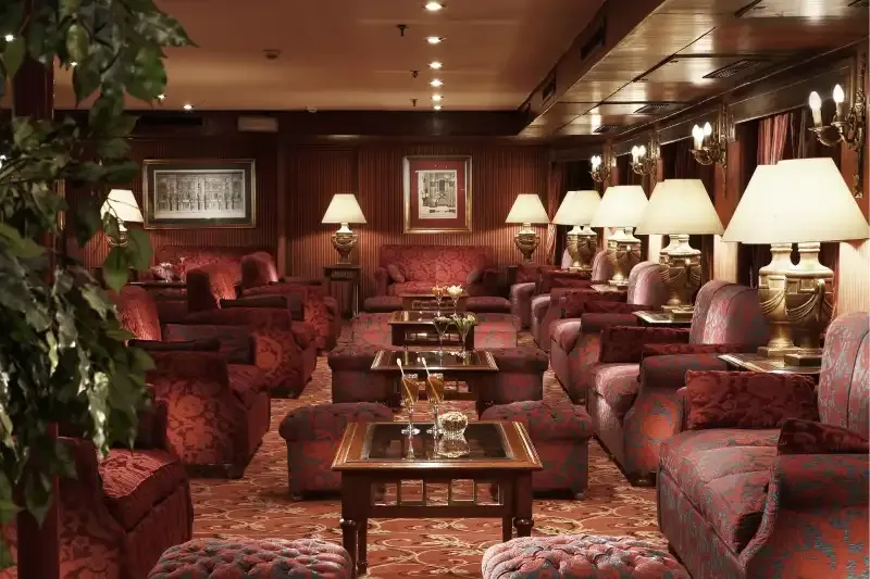 Crociera sul Nilo battello Jaz Crown Jewel | Elegante lounge con vista panoramica sul fiume
